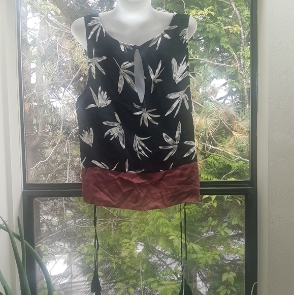 NWOT XL O'Neill sleeveless print top with keyhole - Picture 4 of 5